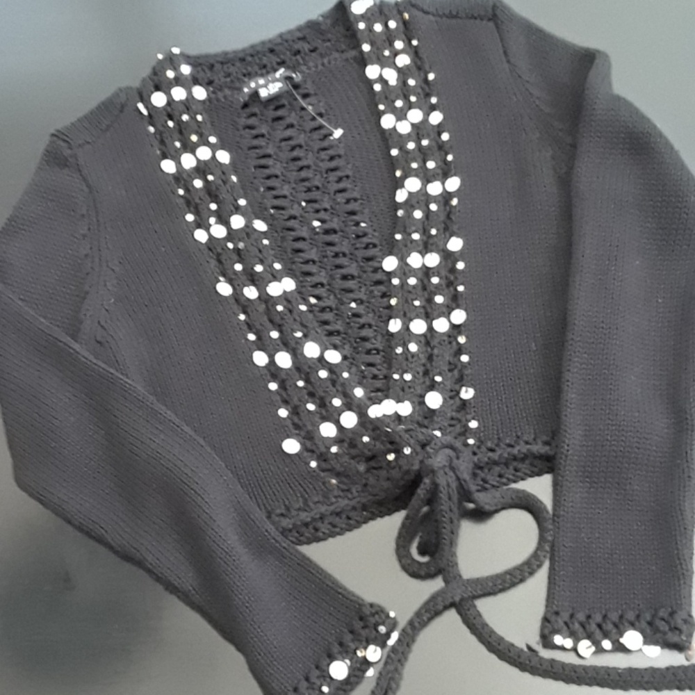 ROXIE B...NWOT... CROP SWEATER..MEDIUM